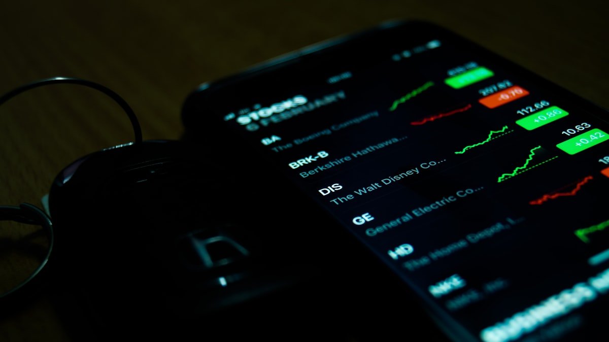 Sensex 77,000 पार — Mahindra, Maruti ने दी बड़ी छलांग, IT शेयरों में गिरावट
